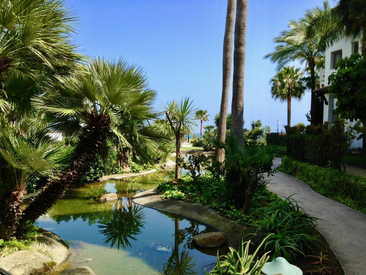 Exceptional Beachfront Complex With Pool In Costalita, Estepona Exterior foto